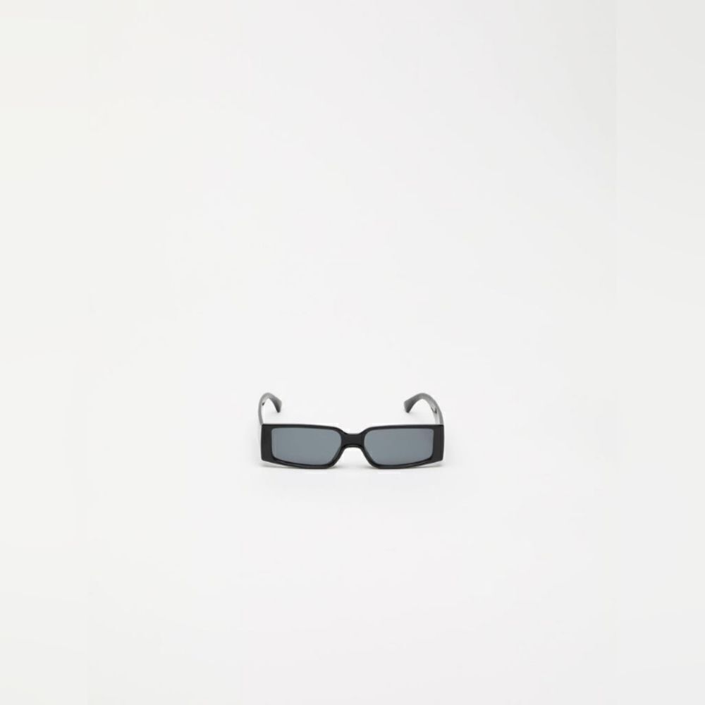 Men’s Semi-Oval Black Sunglasses - Sleek & Stylish Great condition
